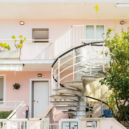 Guesthost - Comfy Flat For 6 *