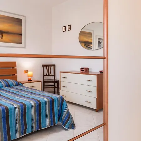 Guesthost - Comfy Flat For 6 *